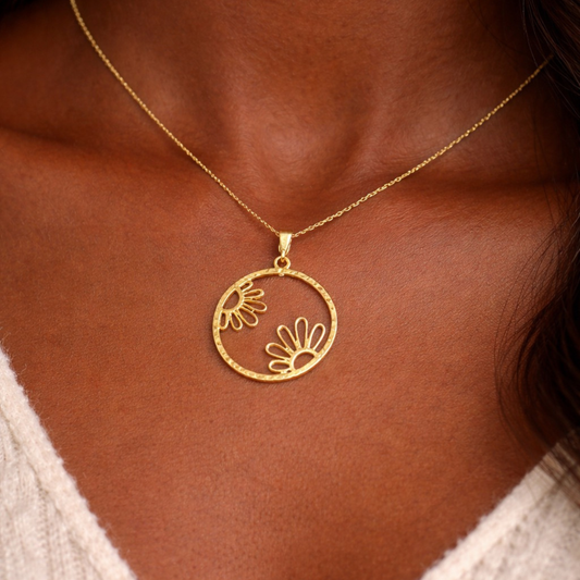 Gold tone circle necklace with daisy flowers, floral nature-inspired jewelry